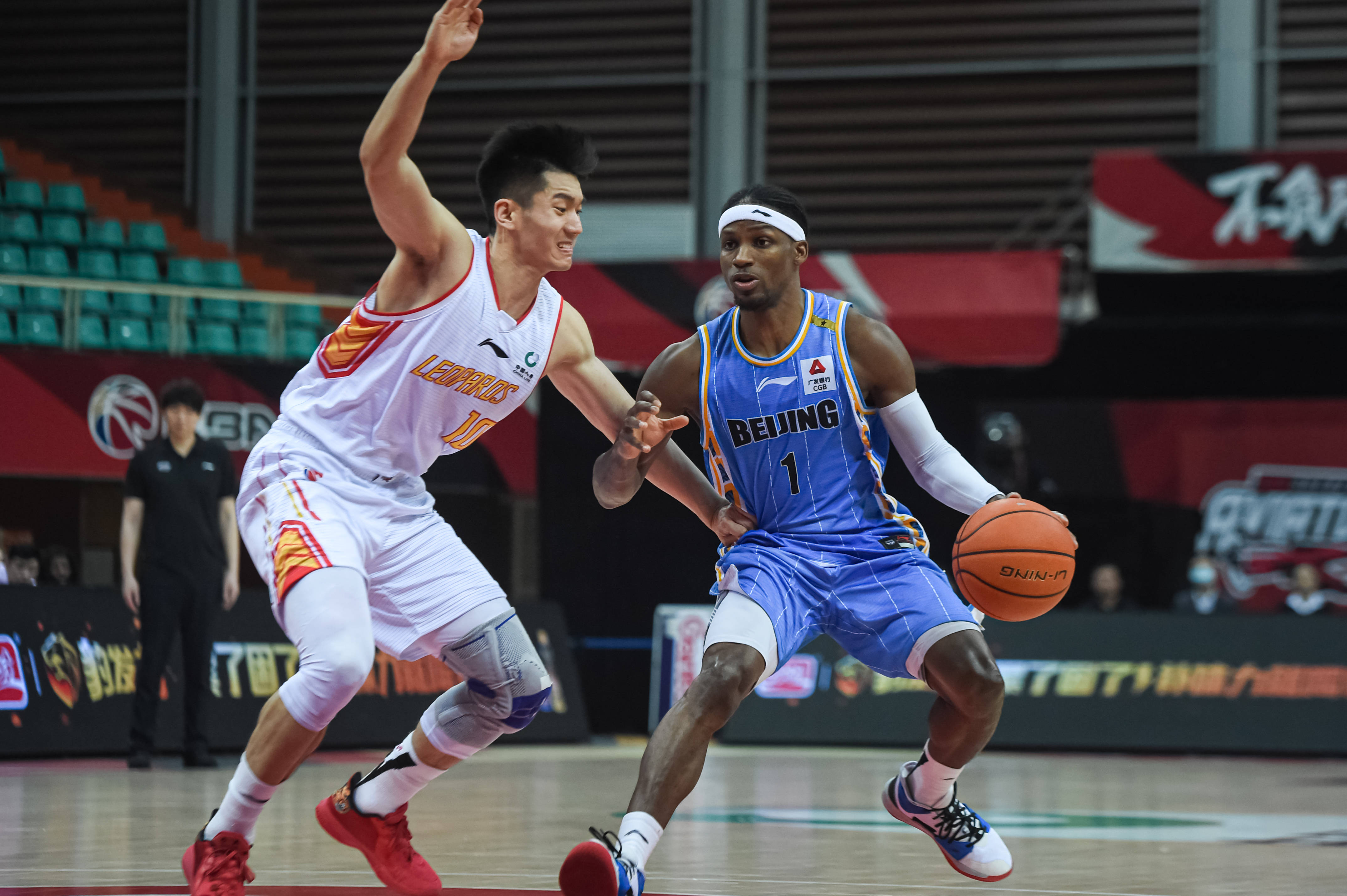 倒贴钱追梦！五年奋斗重返NBA